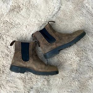 Brown leather Blundstone Chelsea boots